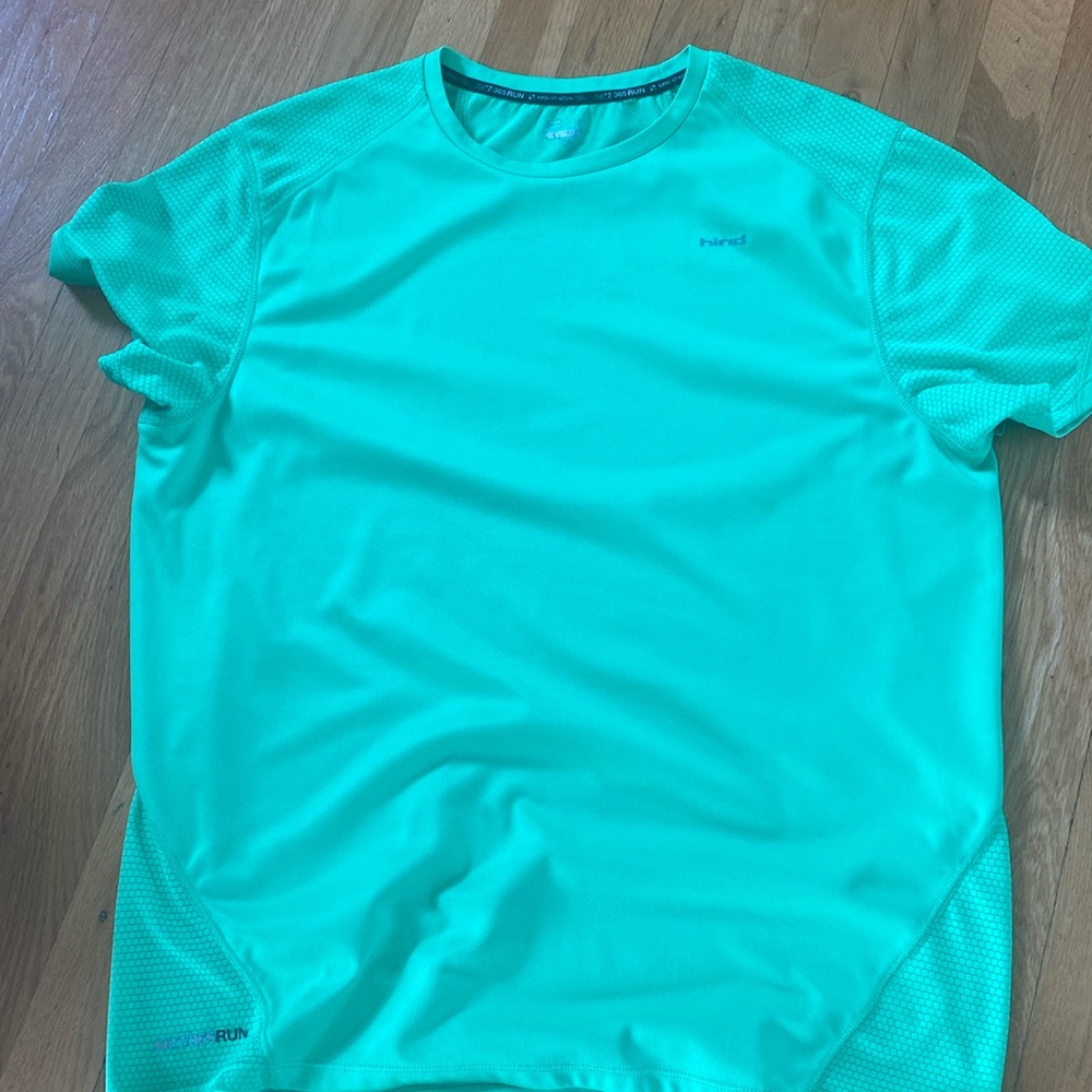Hind. Men’s green t shirt.